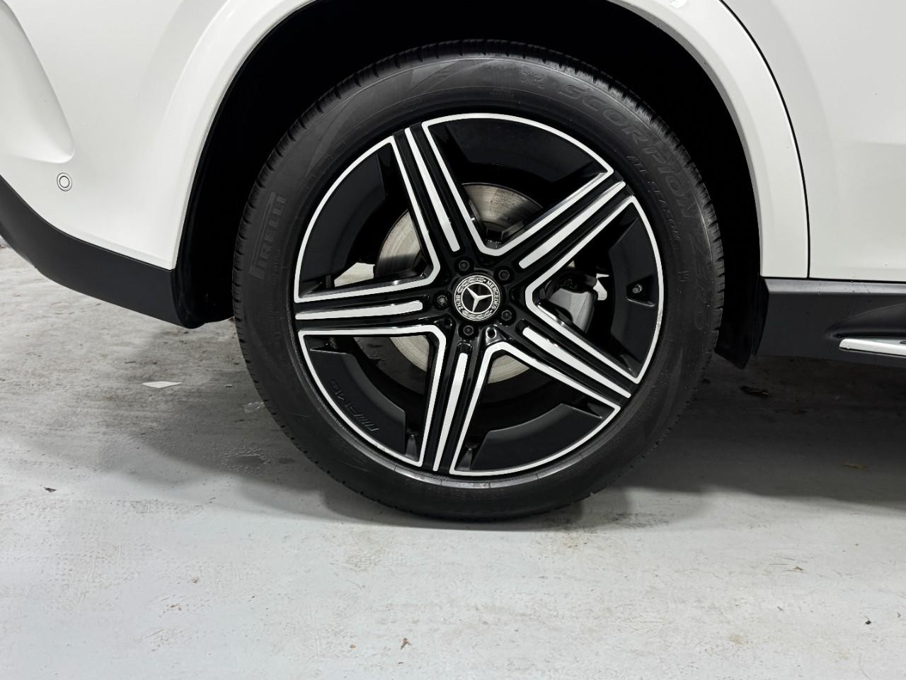 Mercedes-Benz GLE Vehicle Full-screen Gallery Image 5