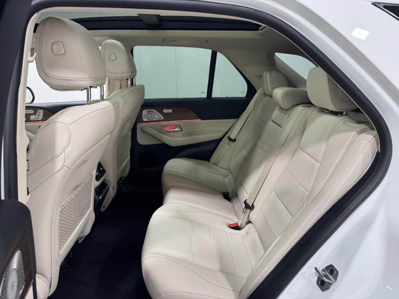 Mercedes-Benz GLE Vehicle Full-screen Gallery Image 8