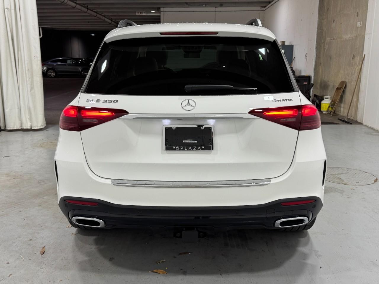 Mercedes-Benz GLE Vehicle Full-screen Gallery Image 9