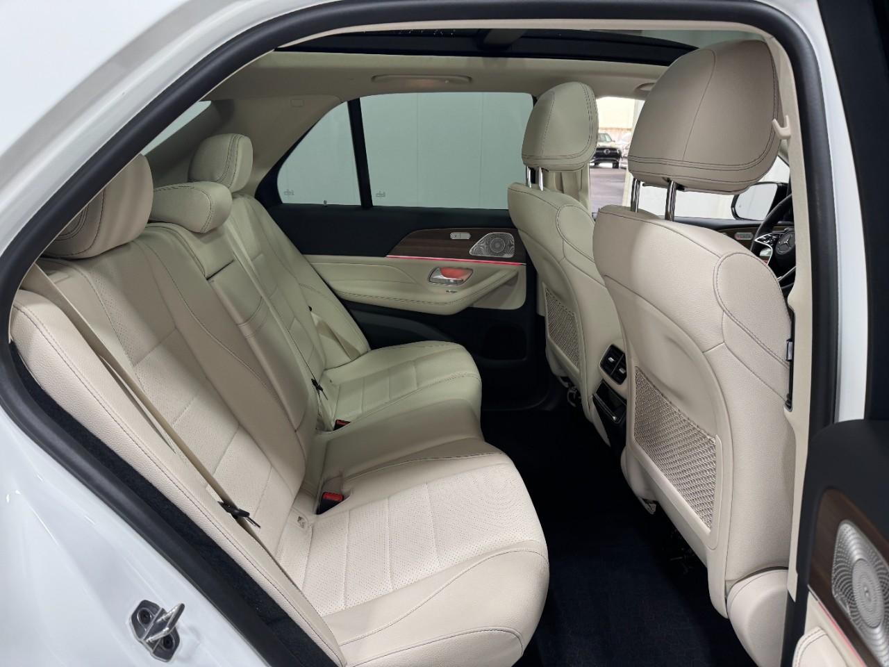 Mercedes-Benz GLE Vehicle Full-screen Gallery Image 10