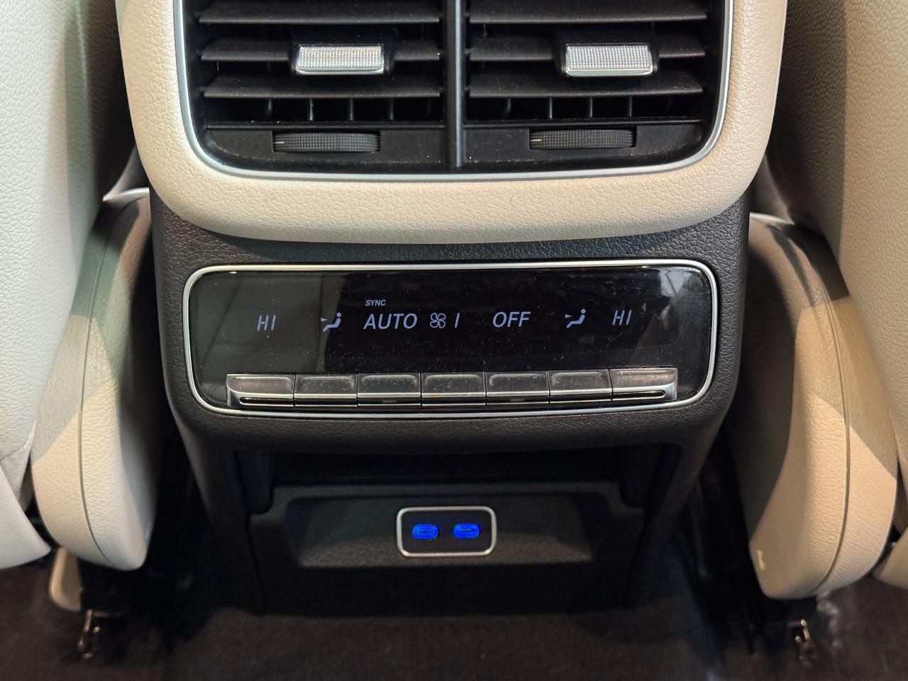 Mercedes-Benz GLE Vehicle Full-screen Gallery Image 11