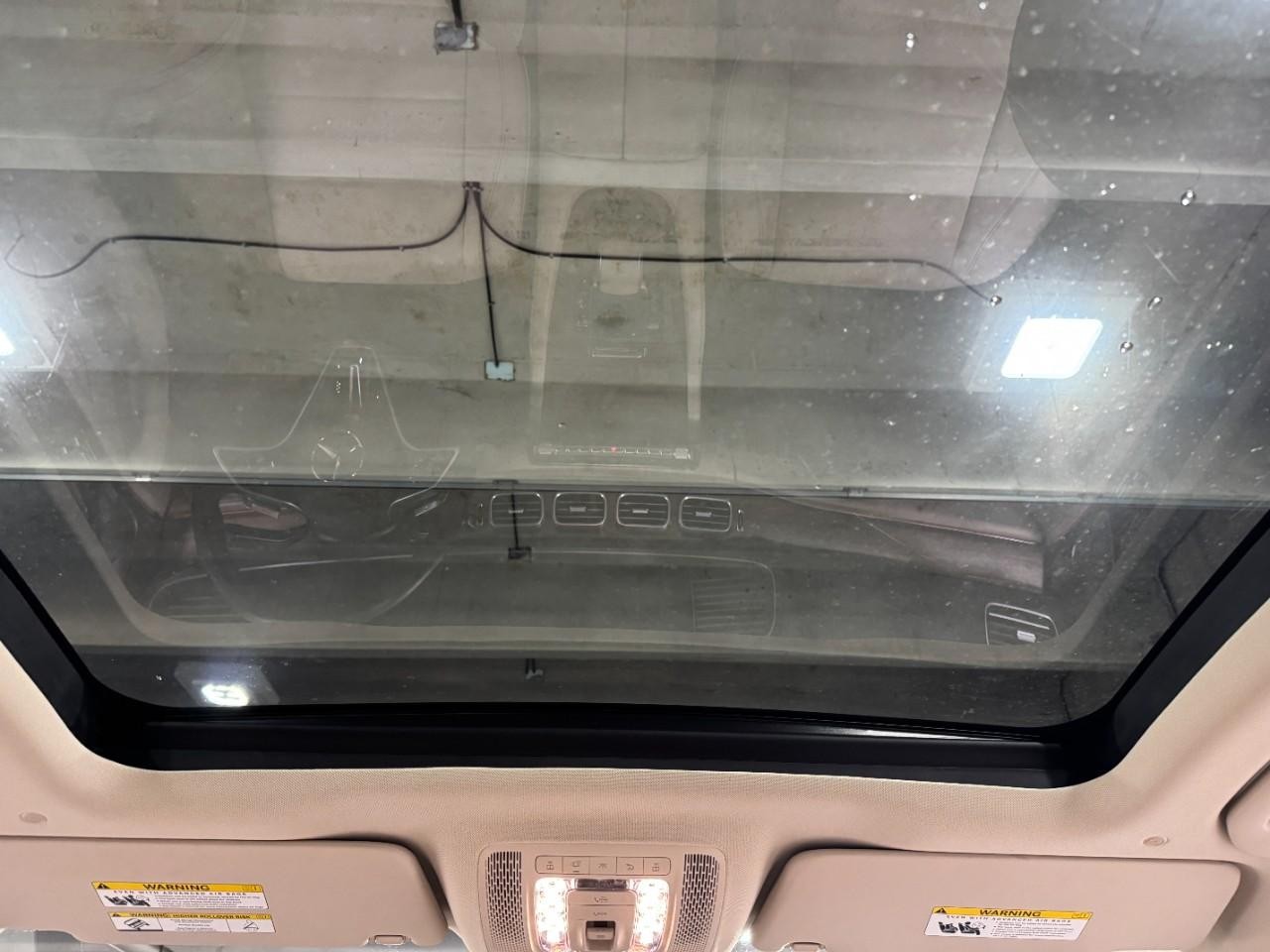 Mercedes-Benz GLE Vehicle Full-screen Gallery Image 12