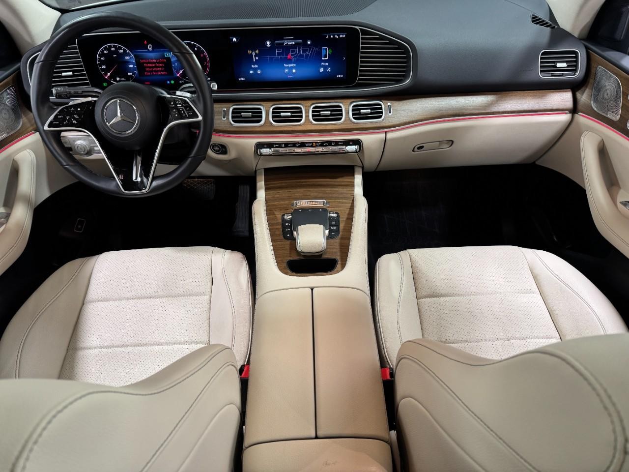 Mercedes-Benz GLE Vehicle Full-screen Gallery Image 13