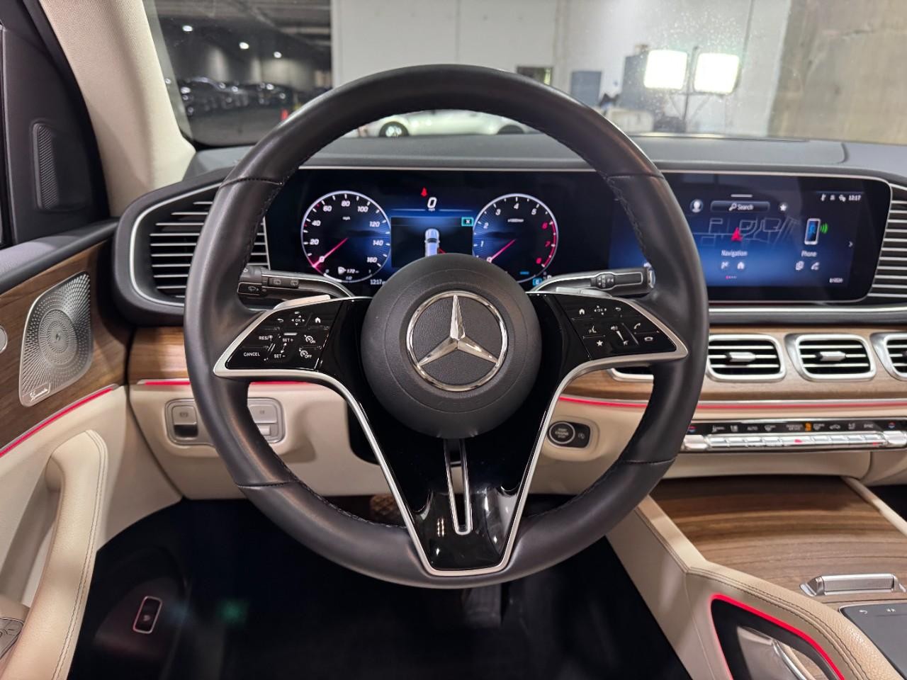 Mercedes-Benz GLE Vehicle Full-screen Gallery Image 14