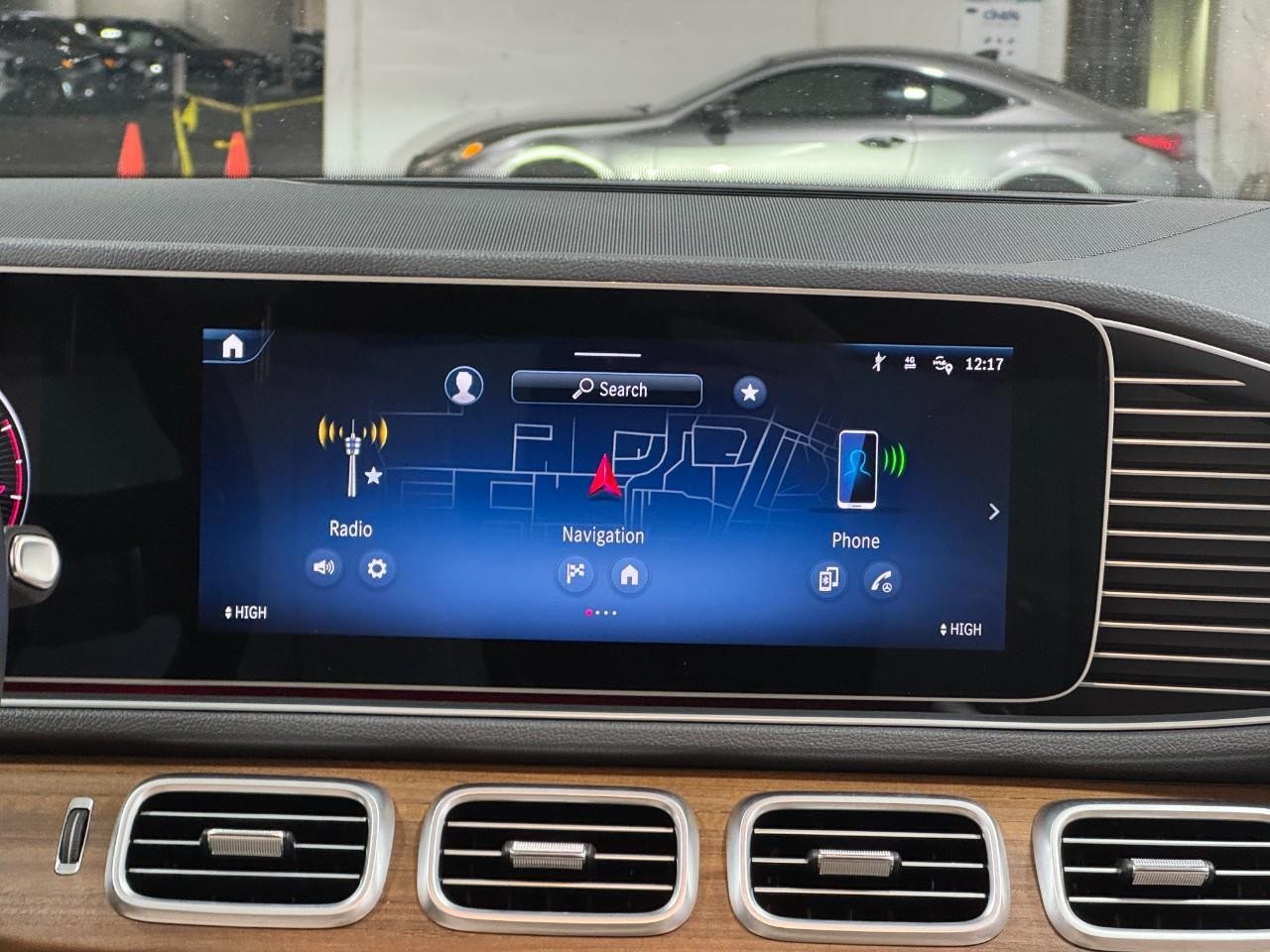 Mercedes-Benz GLE Vehicle Full-screen Gallery Image 15