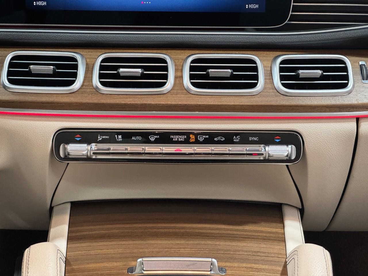 Mercedes-Benz GLE Vehicle Full-screen Gallery Image 16