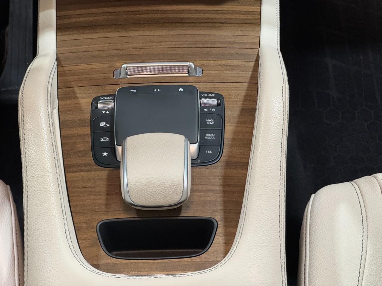 Mercedes-Benz GLE Vehicle Full-screen Gallery Image 17