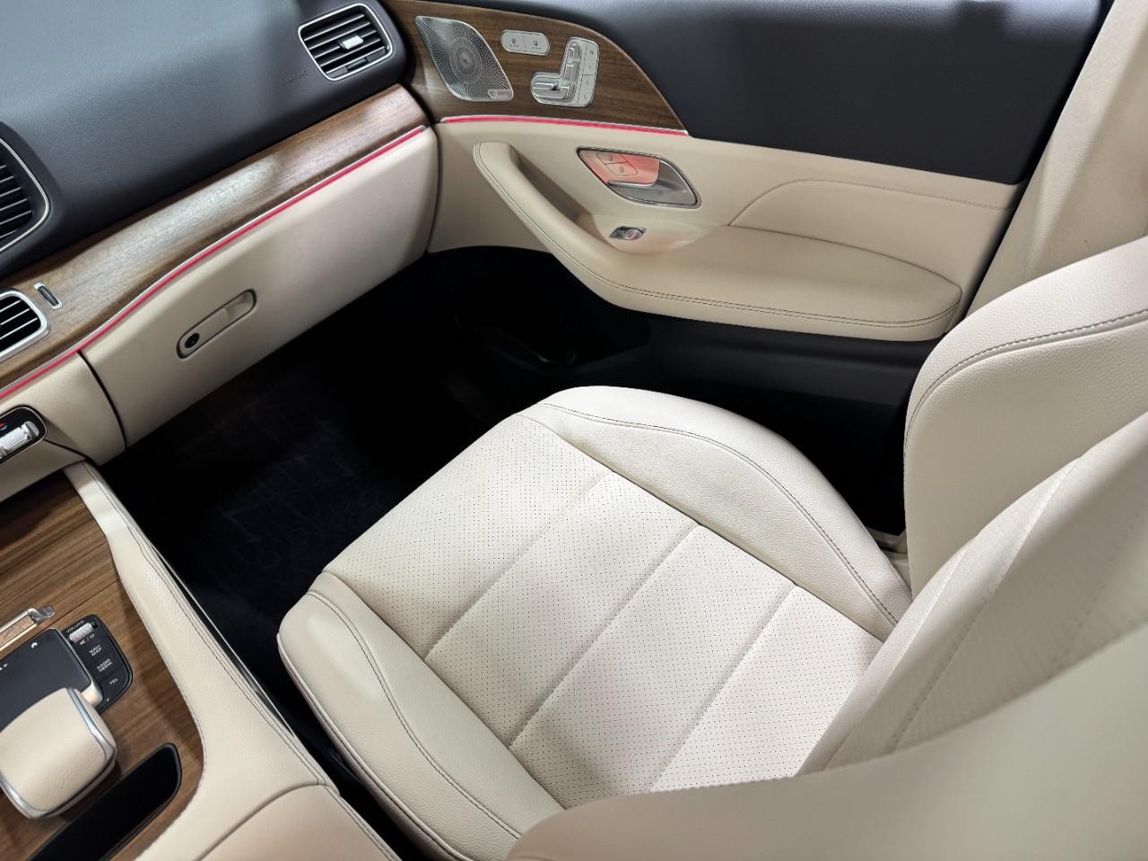 Mercedes-Benz GLE Vehicle Full-screen Gallery Image 18