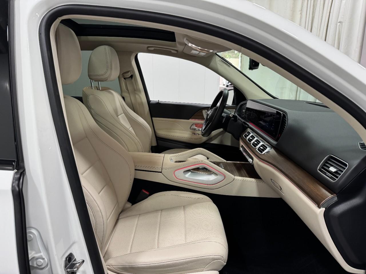 Mercedes-Benz GLE Vehicle Full-screen Gallery Image 19