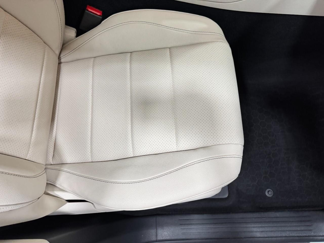 Mercedes-Benz GLE Vehicle Full-screen Gallery Image 20