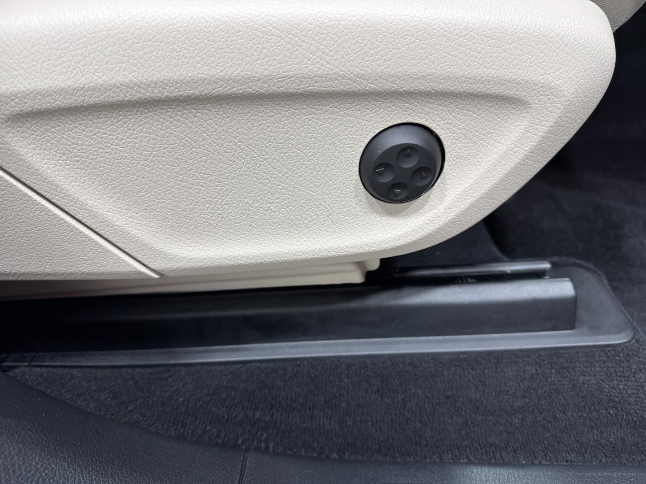 Mercedes-Benz GLE Vehicle Full-screen Gallery Image 21