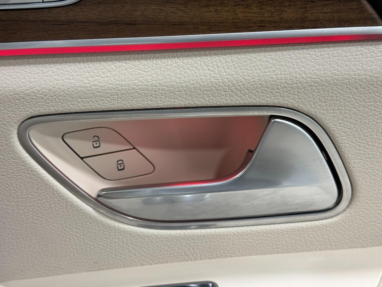 Mercedes-Benz GLE Vehicle Full-screen Gallery Image 23