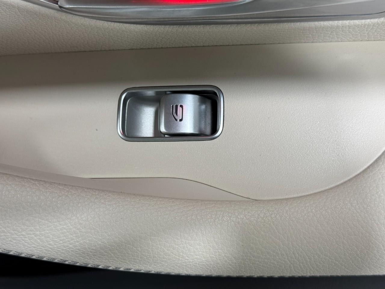 Mercedes-Benz GLE Vehicle Full-screen Gallery Image 24