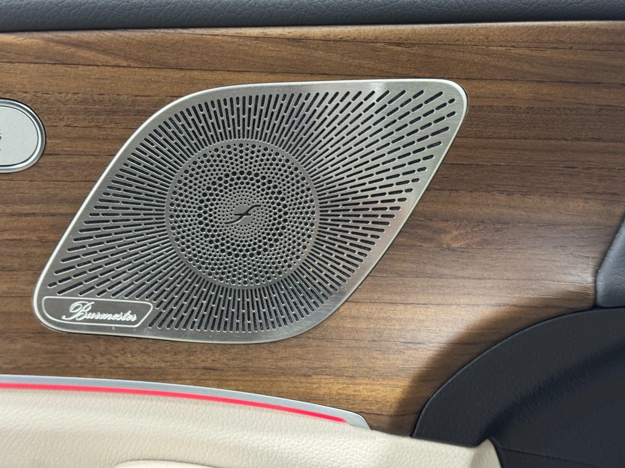 Mercedes-Benz GLE Vehicle Full-screen Gallery Image 25