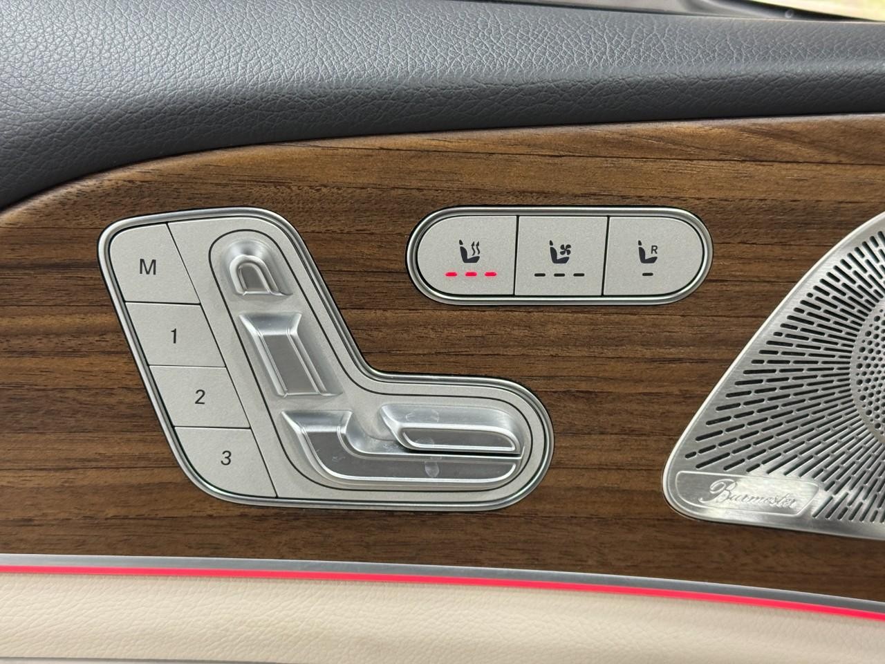 Mercedes-Benz GLE Vehicle Full-screen Gallery Image 26