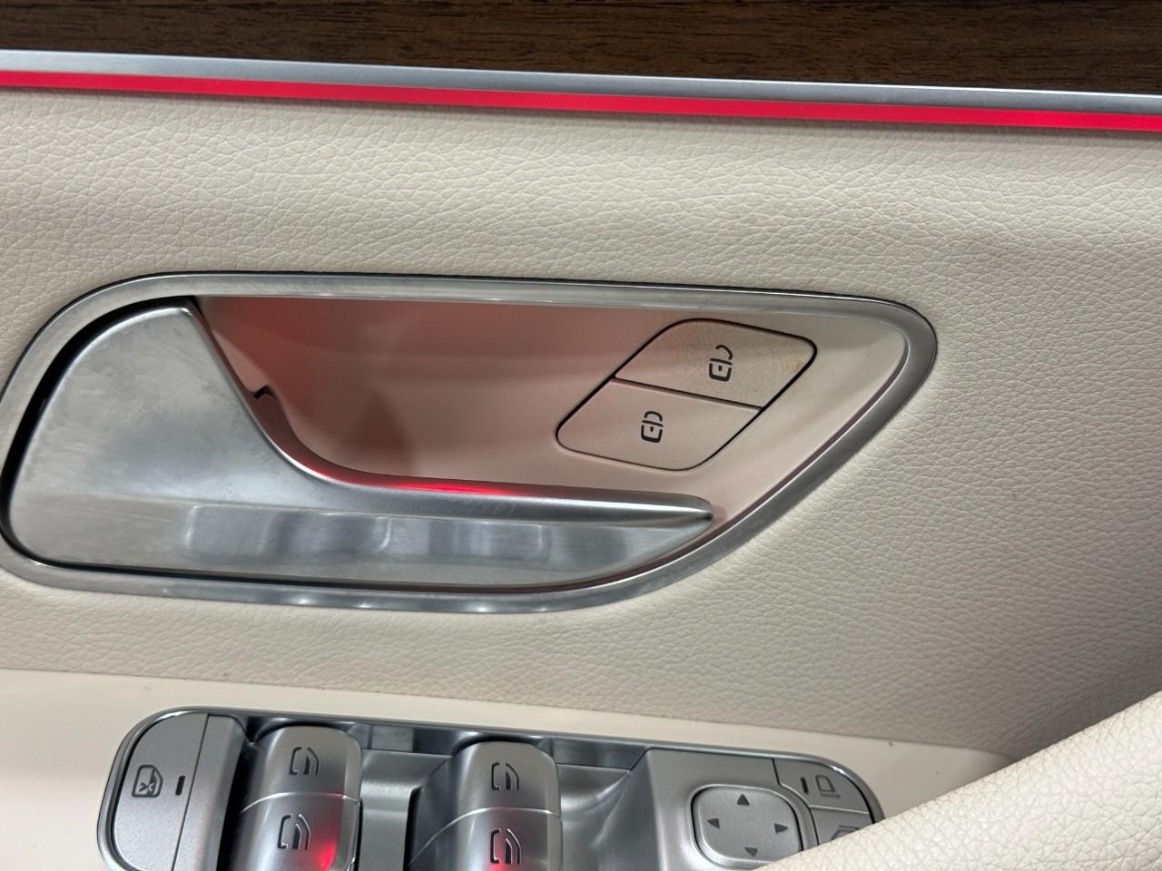 Mercedes-Benz GLE Vehicle Full-screen Gallery Image 27