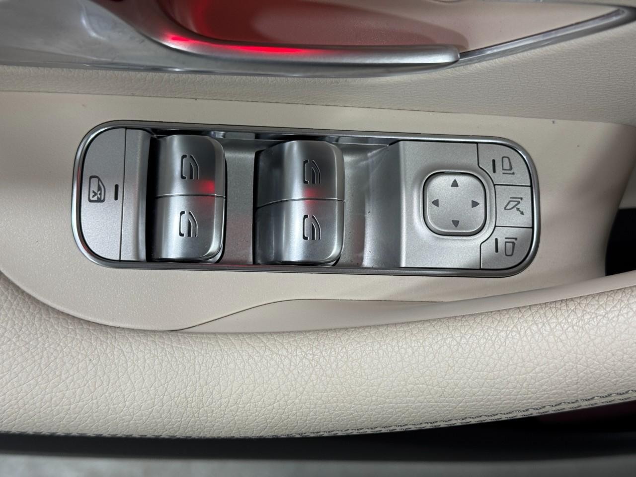 Mercedes-Benz GLE Vehicle Full-screen Gallery Image 28