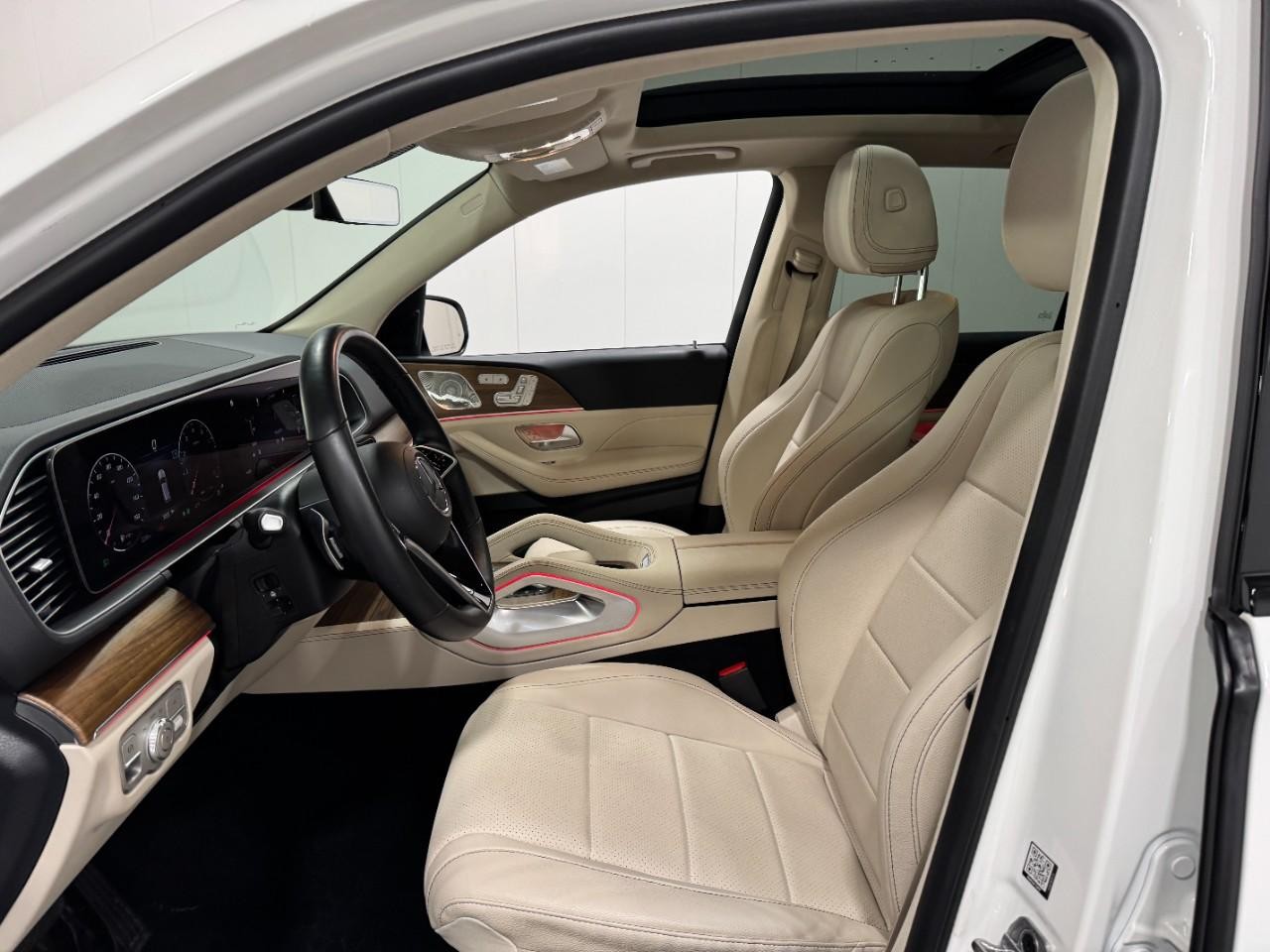 Mercedes-Benz GLE Vehicle Full-screen Gallery Image 30