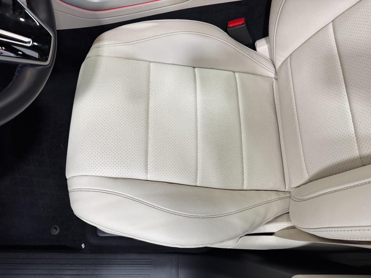 Mercedes-Benz GLE Vehicle Full-screen Gallery Image 31