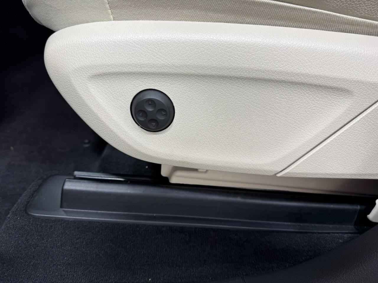 Mercedes-Benz GLE Vehicle Full-screen Gallery Image 32