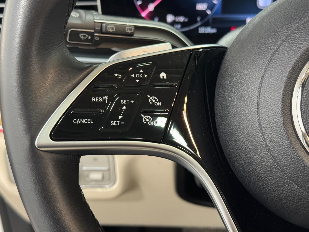 Mercedes-Benz GLE Vehicle Full-screen Gallery Image 34