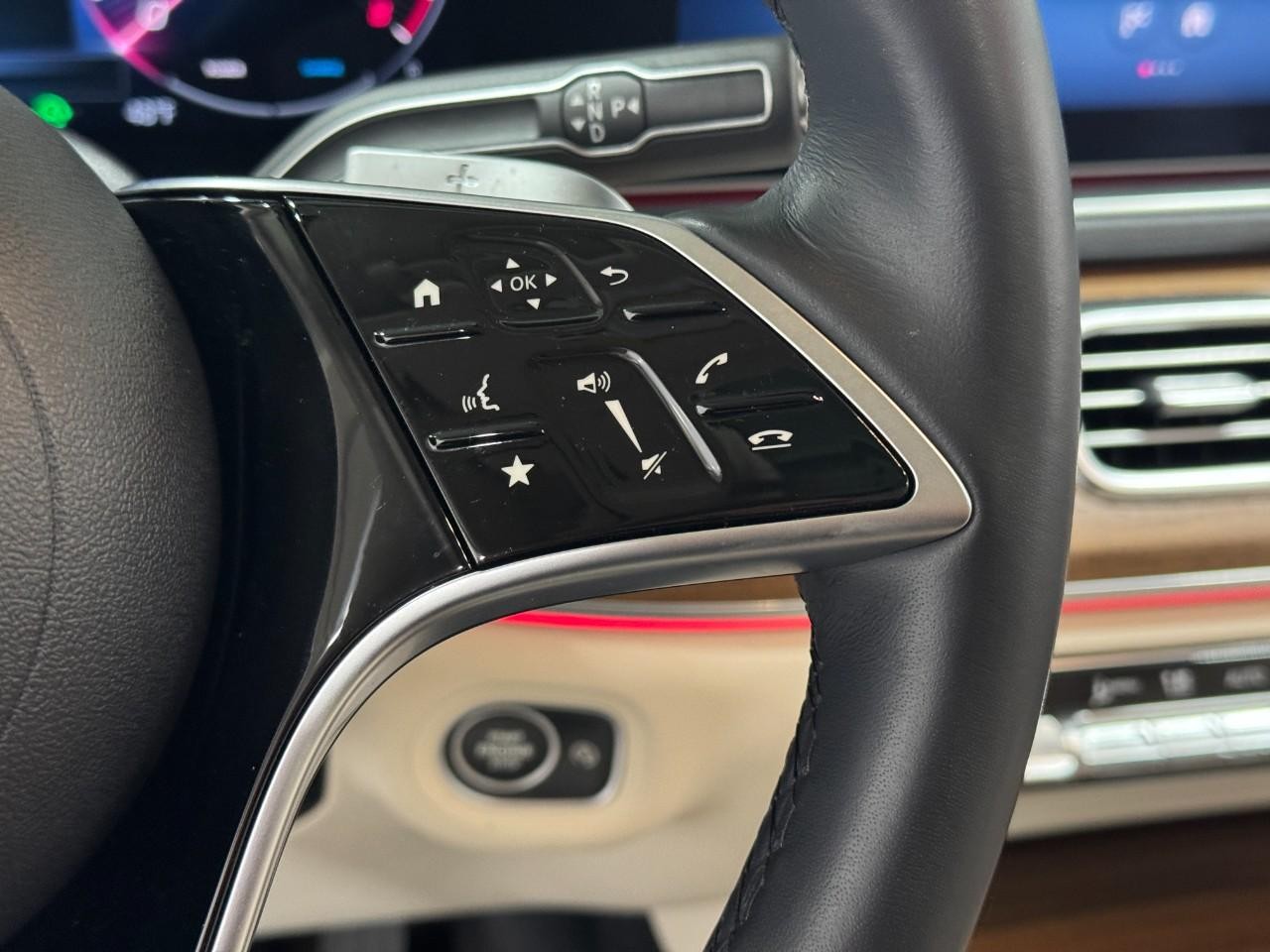 Mercedes-Benz GLE Vehicle Full-screen Gallery Image 35