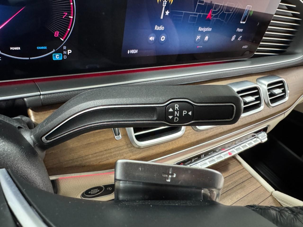 Mercedes-Benz GLE Vehicle Full-screen Gallery Image 37