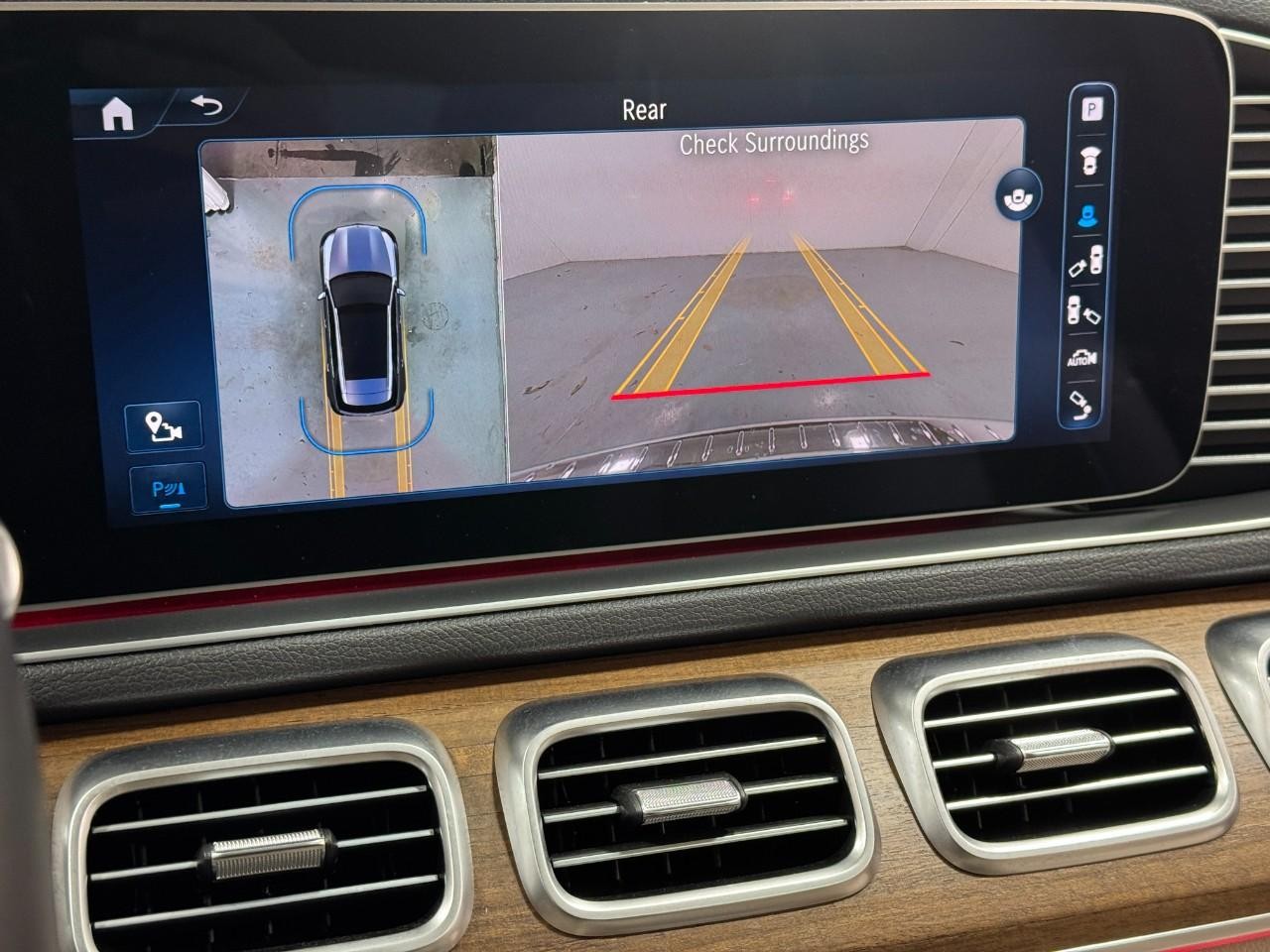 Mercedes-Benz GLE Vehicle Full-screen Gallery Image 38