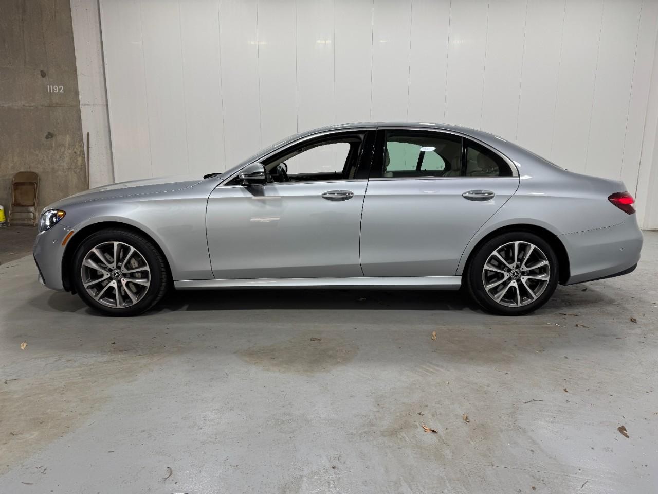 Mercedes-Benz E-Class Vehicle Full-screen Gallery Image 2