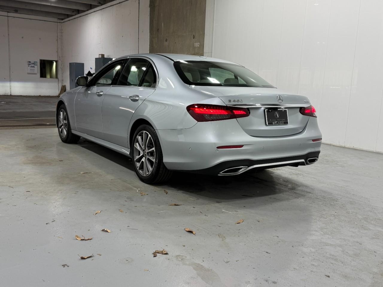 Mercedes-Benz E-Class Vehicle Full-screen Gallery Image 3