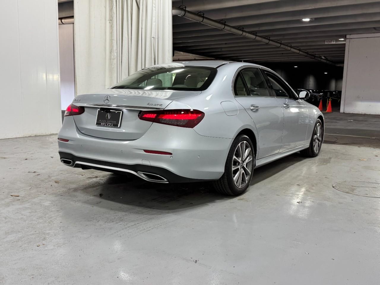 Mercedes-Benz E-Class Vehicle Full-screen Gallery Image 4