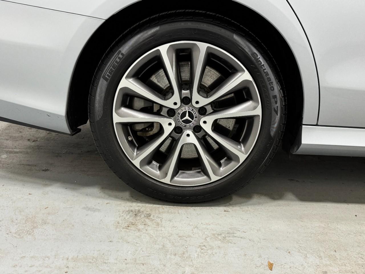 Mercedes-Benz E-Class Vehicle Full-screen Gallery Image 5