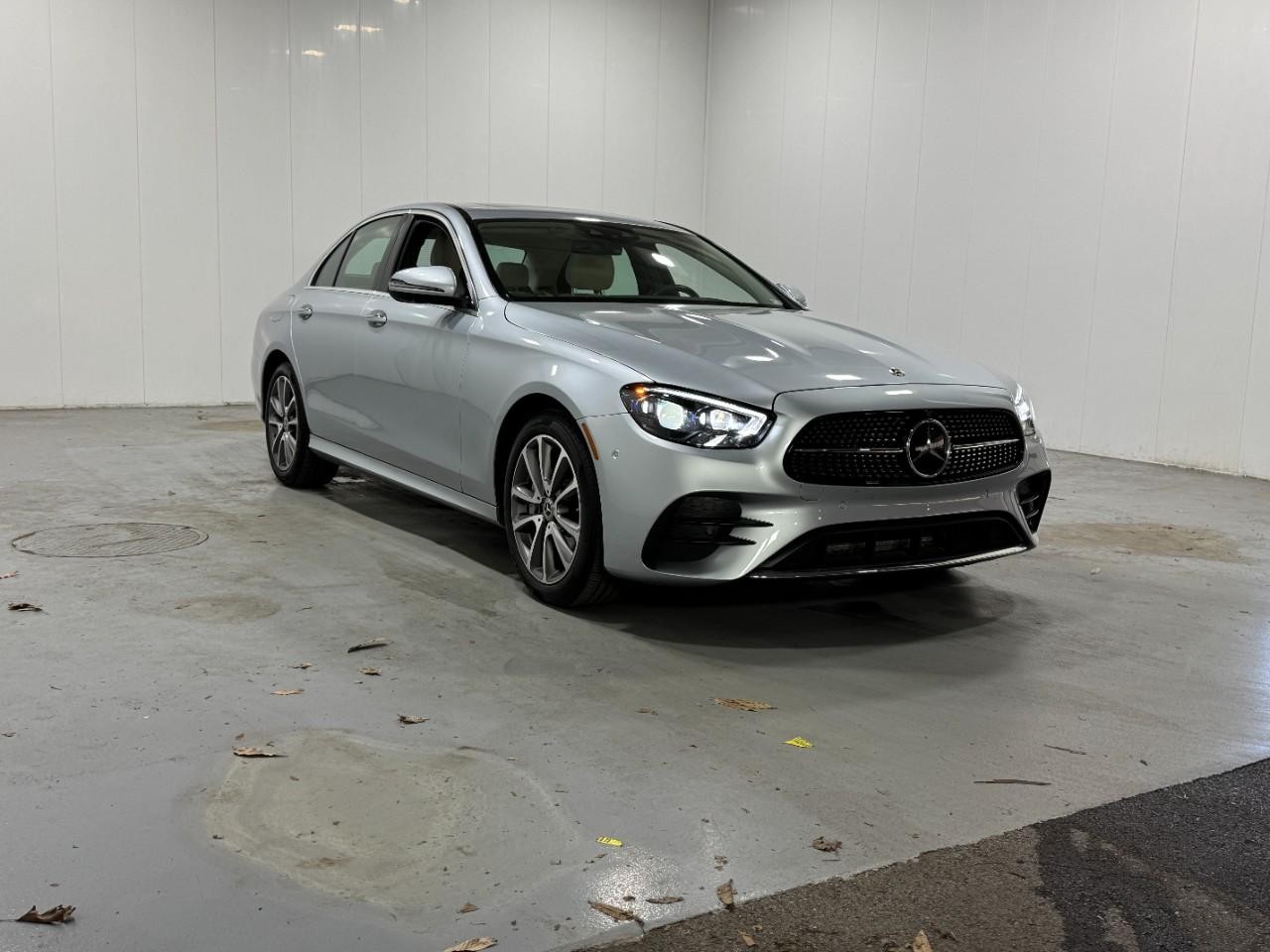 Mercedes-Benz E-Class Vehicle Full-screen Gallery Image 6