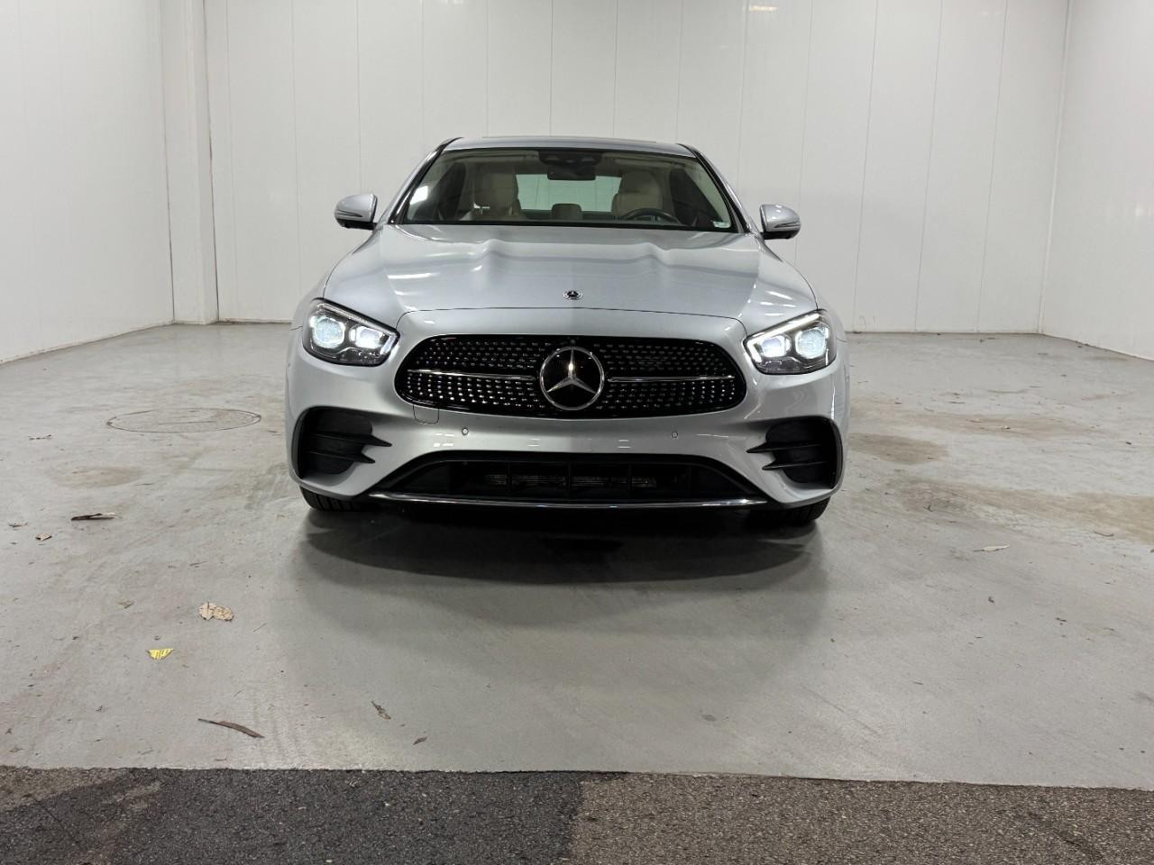 Mercedes-Benz E-Class Vehicle Full-screen Gallery Image 7