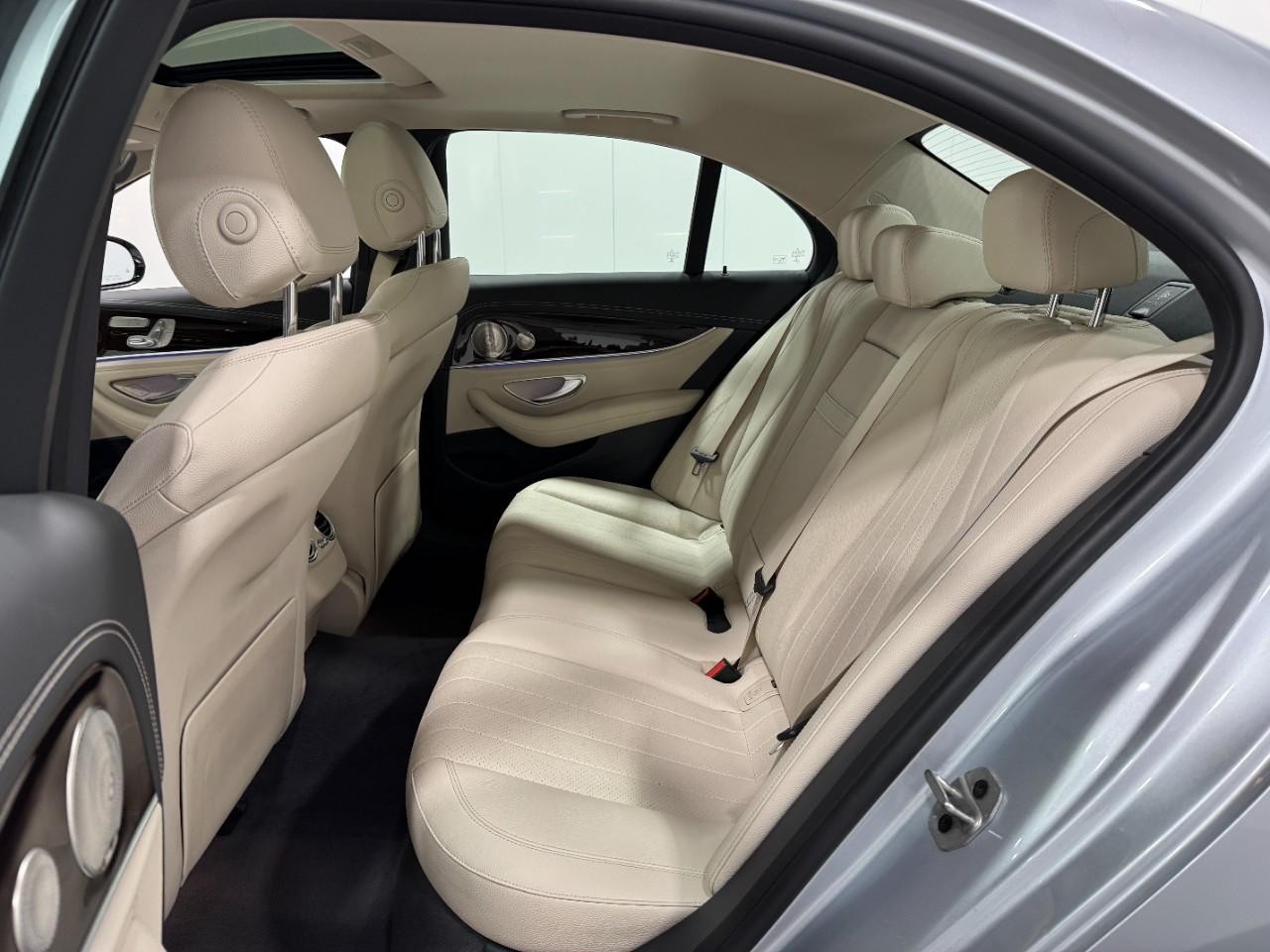 Mercedes-Benz E-Class Vehicle Full-screen Gallery Image 8