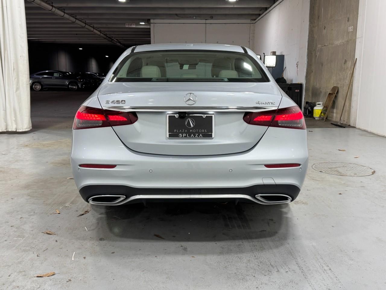 Mercedes-Benz E-Class Vehicle Full-screen Gallery Image 9