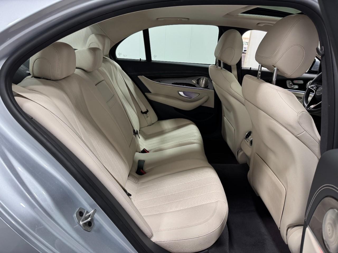 Mercedes-Benz E-Class Vehicle Full-screen Gallery Image 10