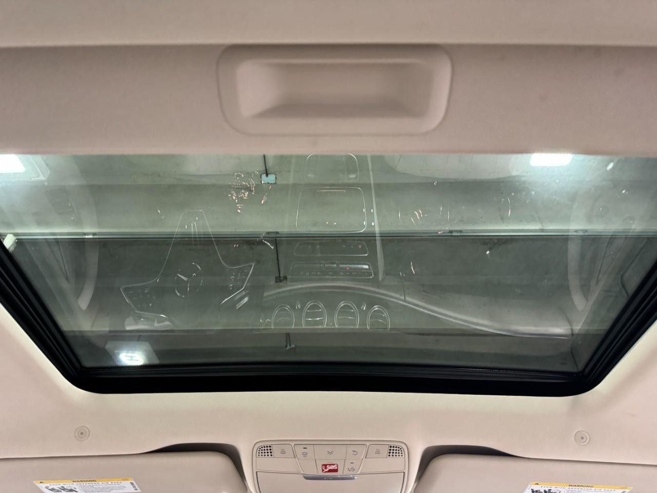 Mercedes-Benz E-Class Vehicle Full-screen Gallery Image 11