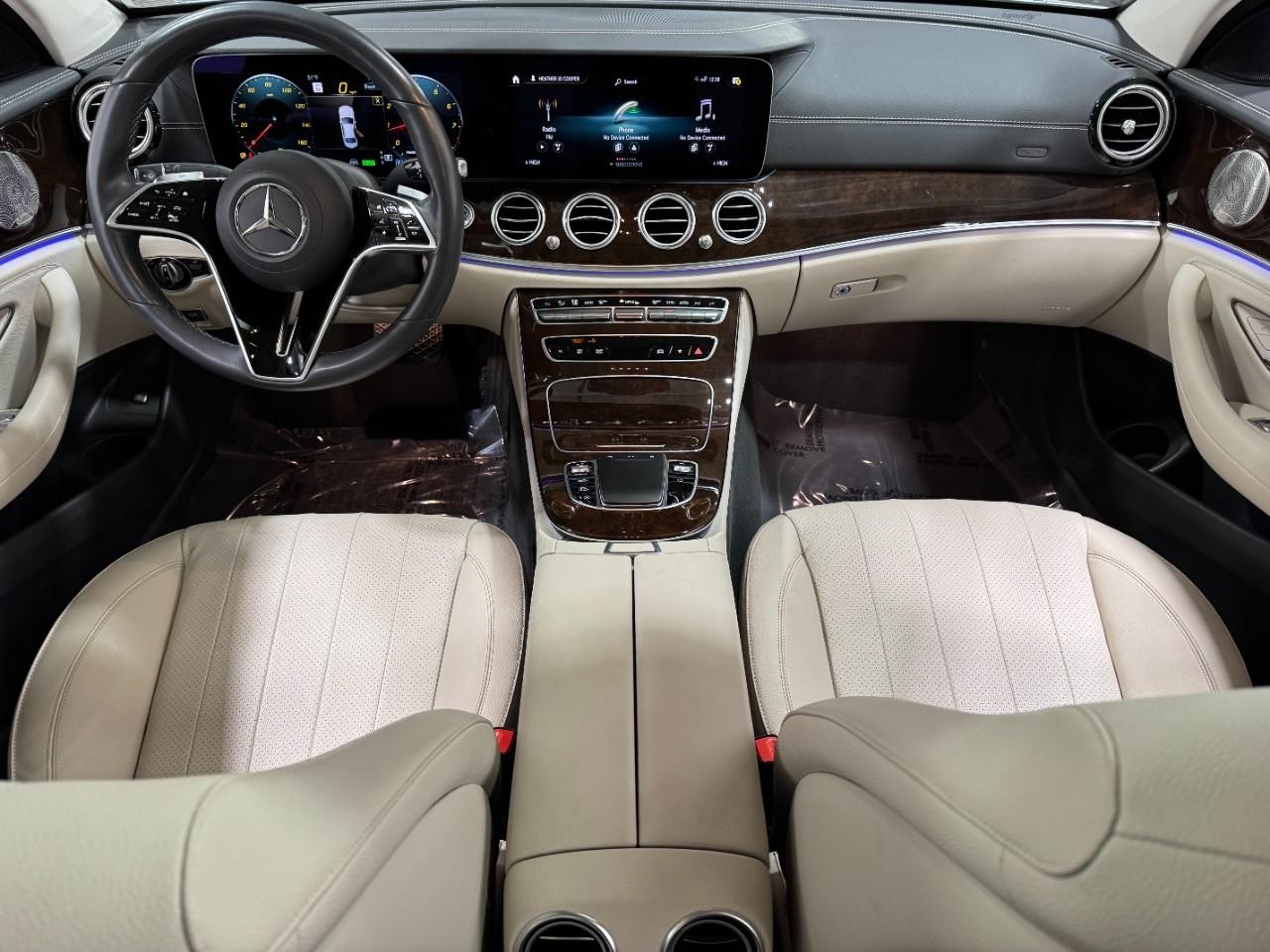 Mercedes-Benz E-Class Vehicle Full-screen Gallery Image 12