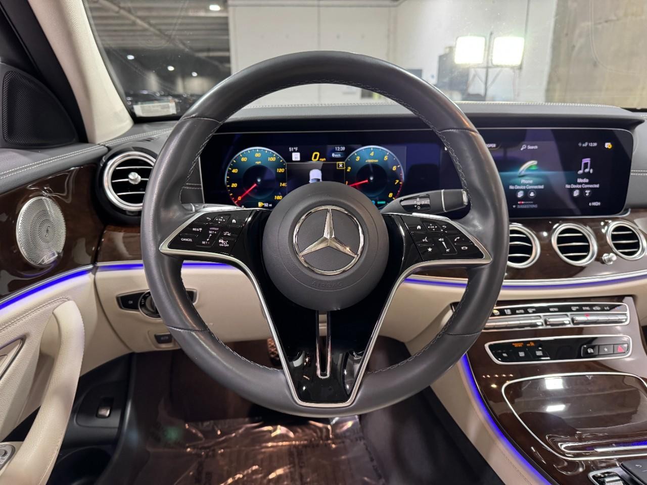 Mercedes-Benz E-Class Vehicle Full-screen Gallery Image 13