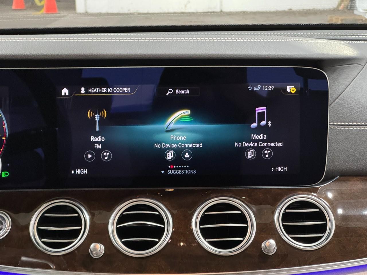 Mercedes-Benz E-Class Vehicle Full-screen Gallery Image 14