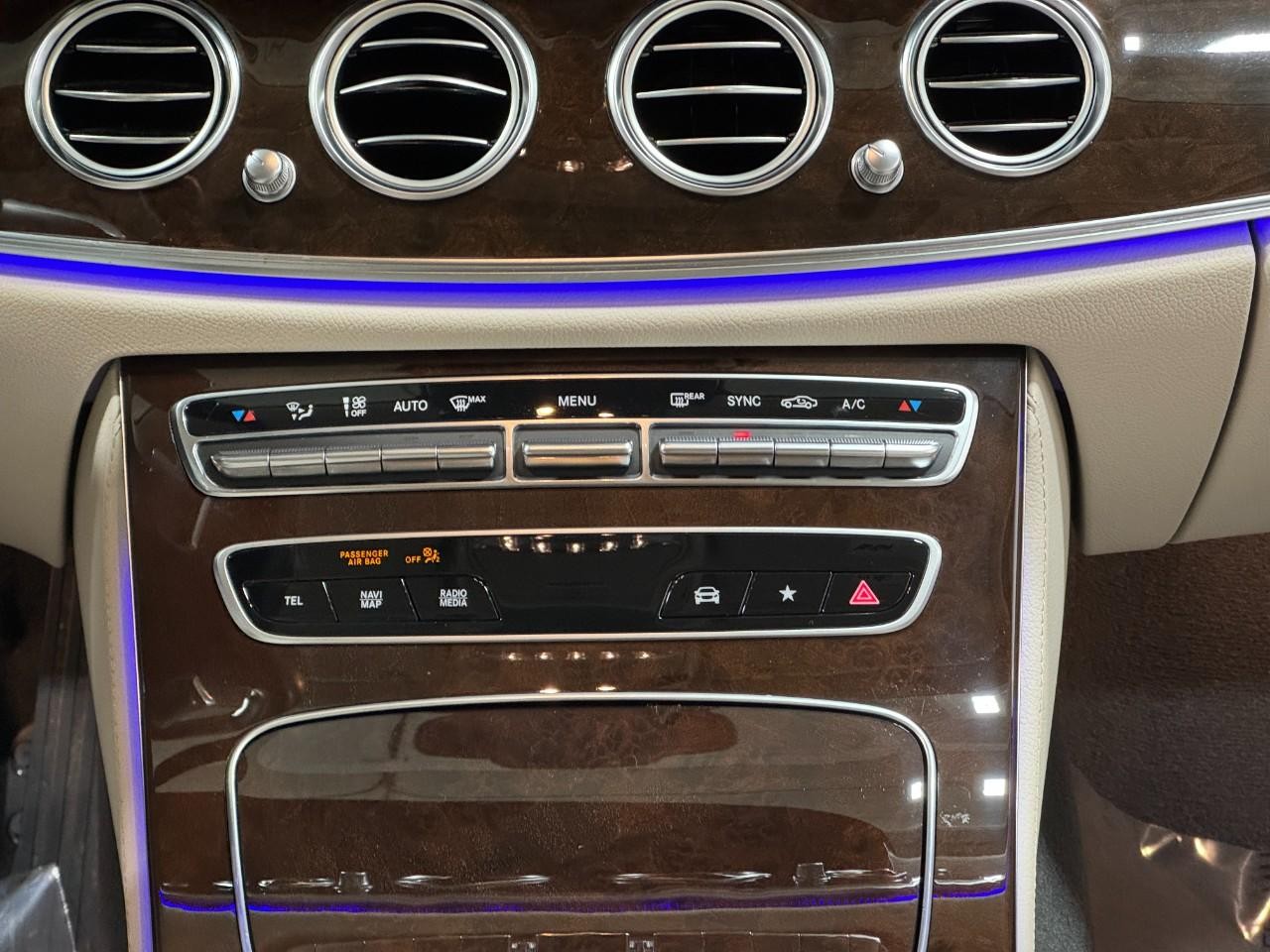 Mercedes-Benz E-Class Vehicle Full-screen Gallery Image 15