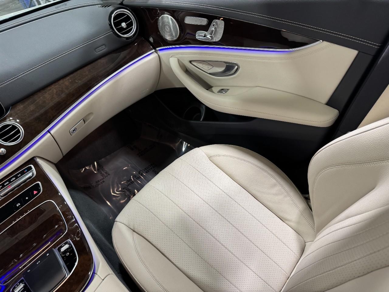 Mercedes-Benz E-Class Vehicle Full-screen Gallery Image 17