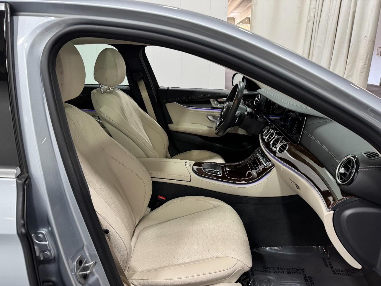 Mercedes-Benz E-Class Vehicle Full-screen Gallery Image 18