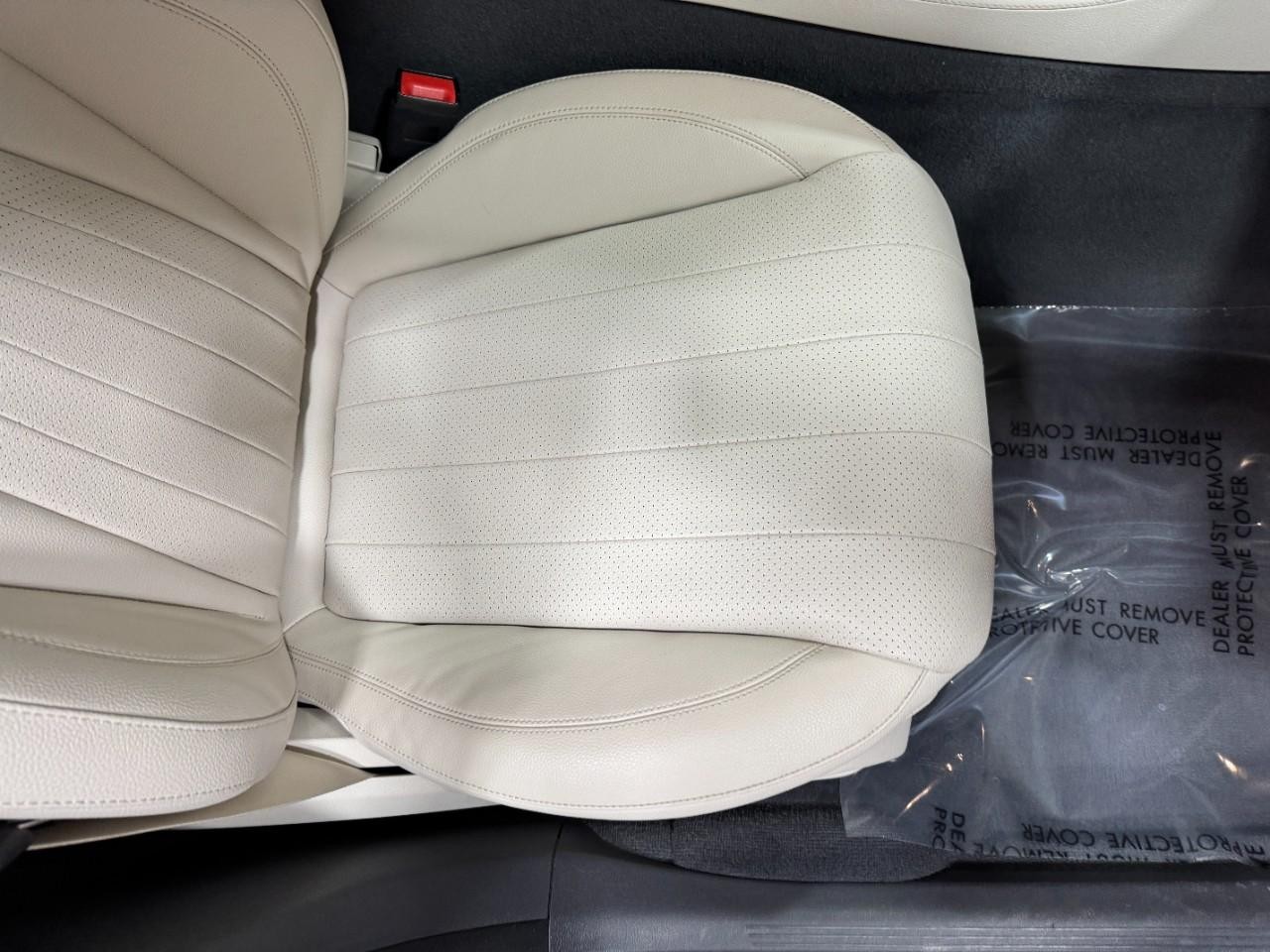 Mercedes-Benz E-Class Vehicle Full-screen Gallery Image 19