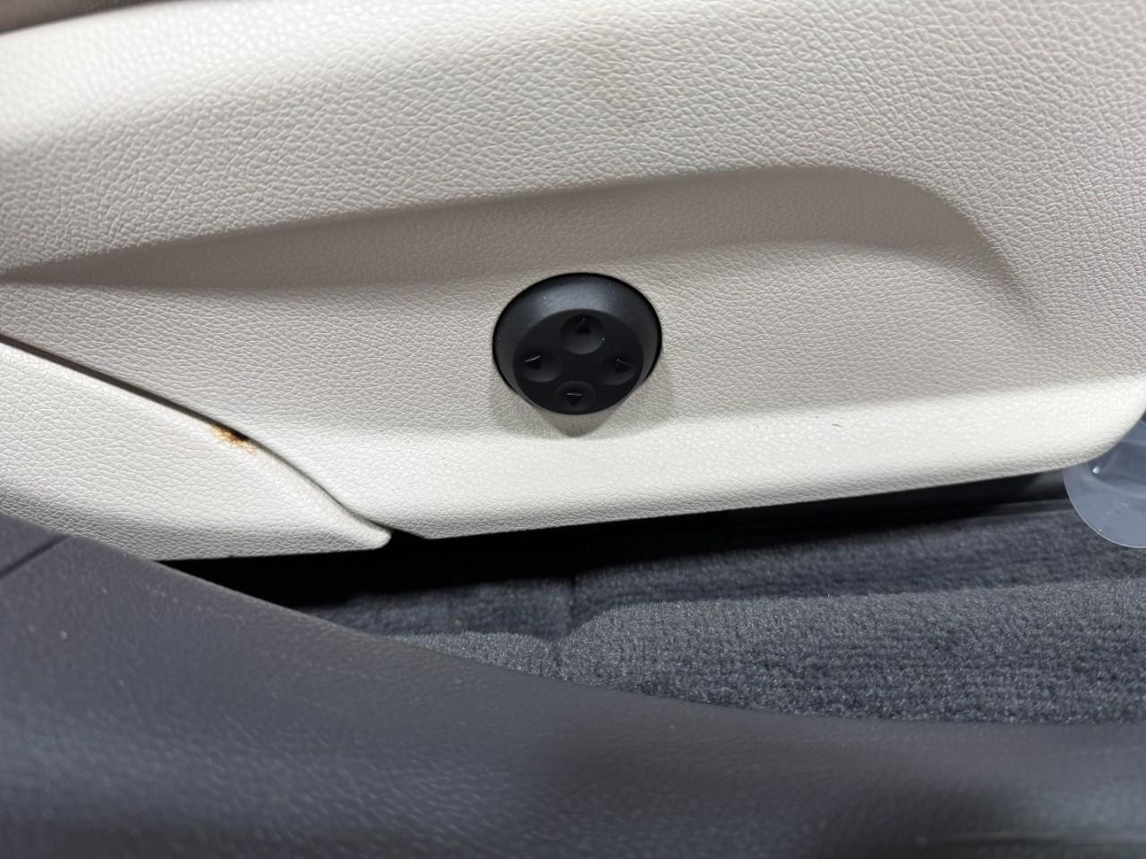 Mercedes-Benz E-Class Vehicle Full-screen Gallery Image 20