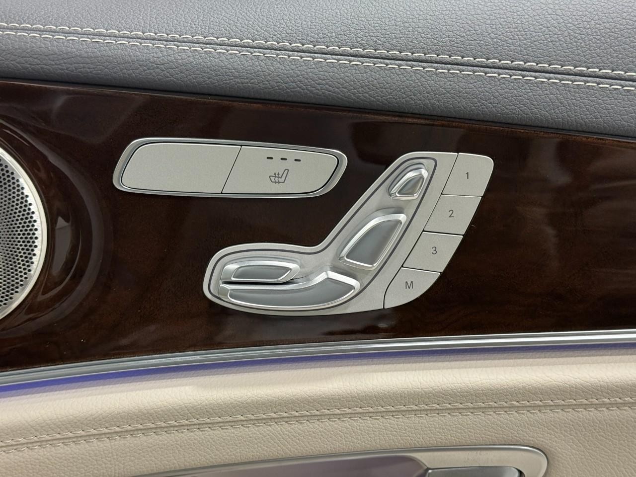 Mercedes-Benz E-Class Vehicle Full-screen Gallery Image 21