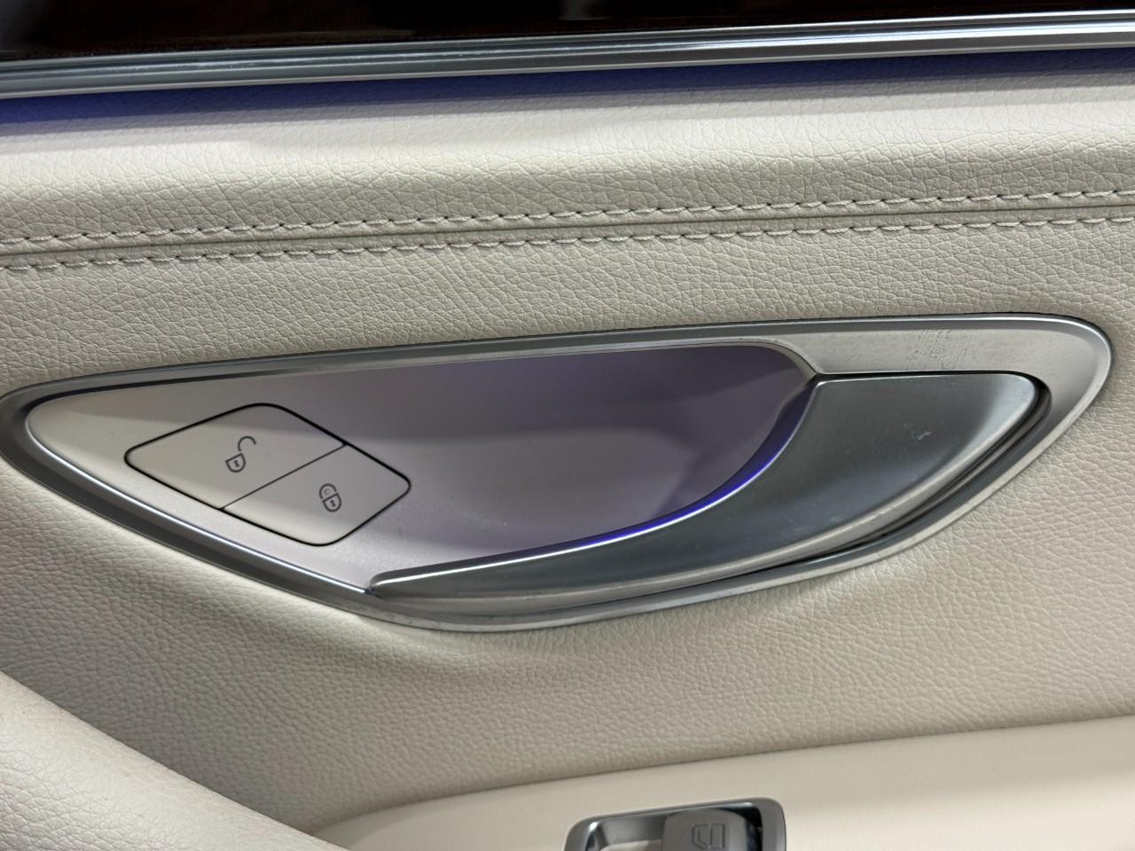 Mercedes-Benz E-Class Vehicle Full-screen Gallery Image 22