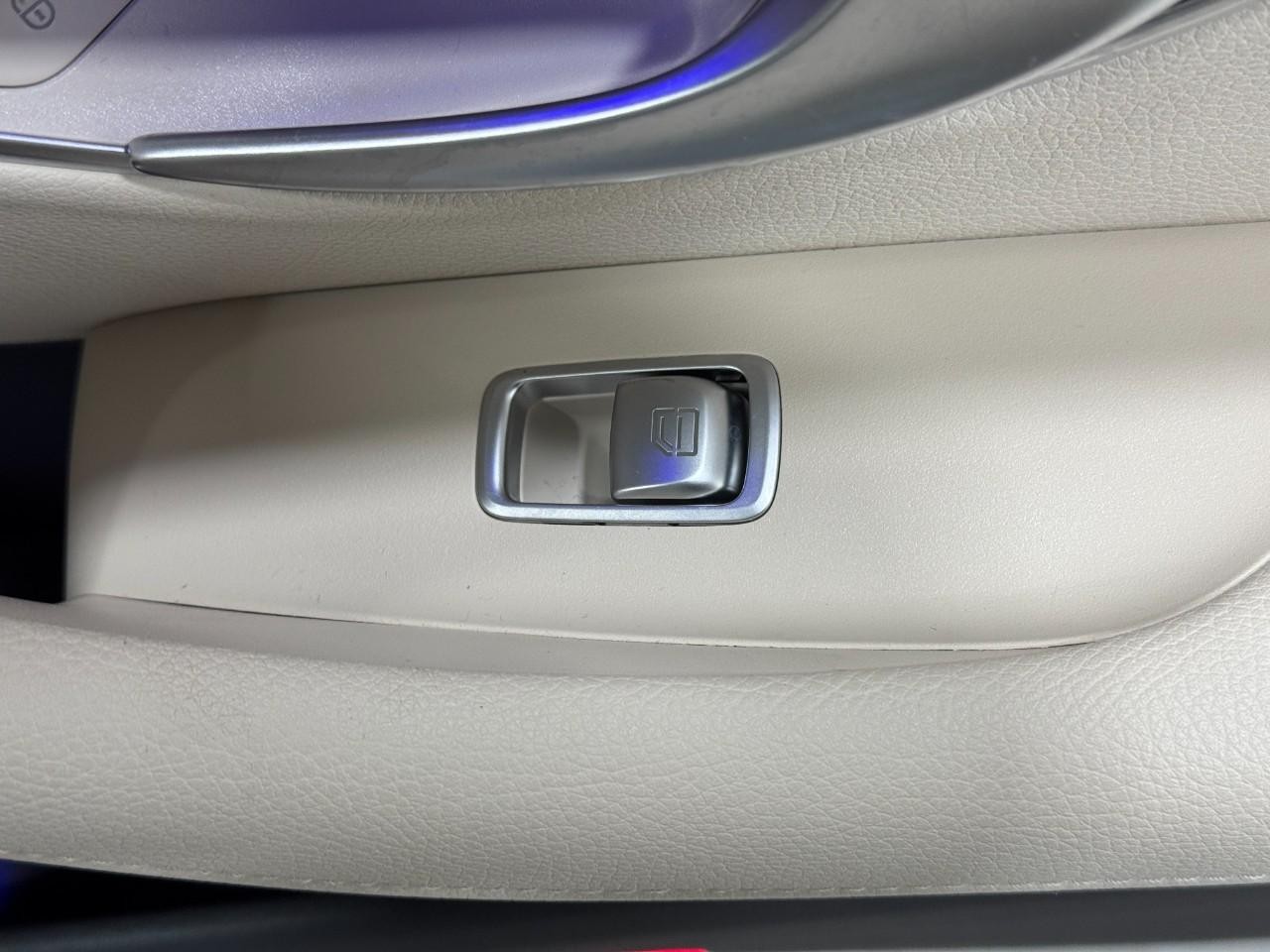 Mercedes-Benz E-Class Vehicle Full-screen Gallery Image 23