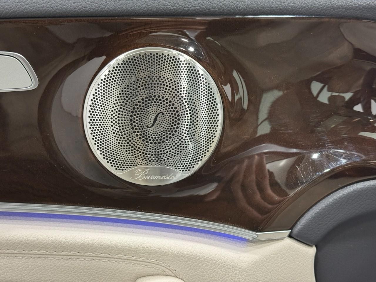 Mercedes-Benz E-Class Vehicle Full-screen Gallery Image 24